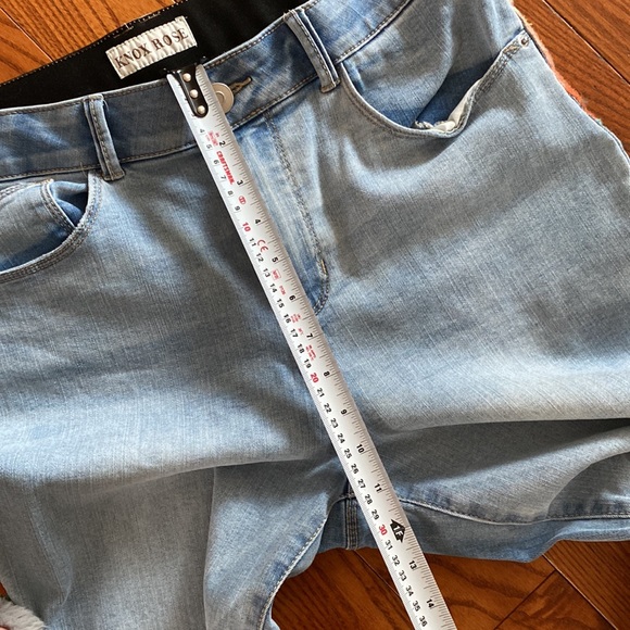 Knox Rose ladies cropped faded jeans. Size 12. Colourful side stripe. High rise. - Picture 13 of 14